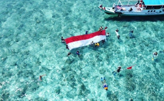 rayakan_hut_ke_75_ri_bendera_nasional_dipasang_di_situs_bawah_air_bersejarah_maumere