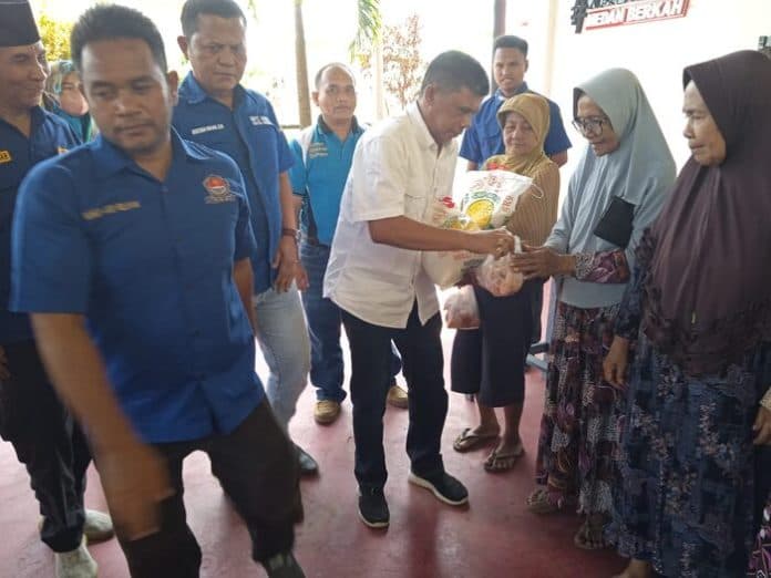 rayakan_iduladha_karang_taruna_belawan_dan_dpc_hnsi_medan_bagi_beras_dan_daging