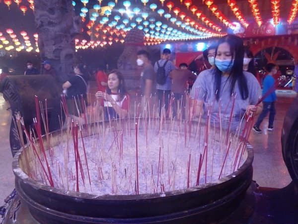 rayakan_imlek_dengan_1000_lampion_umat_vihara_maitreya_doakan_perdamaian_dunia