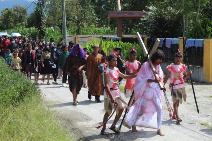 rayakan_paskah_gkpi_resort_sinar_gelar_prosesi_jalan_salib