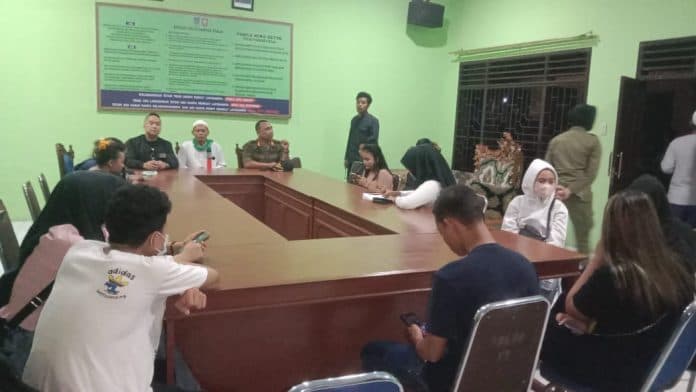 razia_gabungan_satpol_pp_polres_dan_ormas_20_orang_terjaring