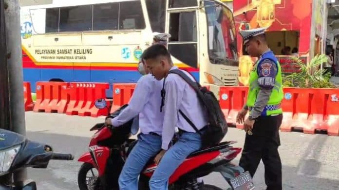 razia_satlantas_polres_asahan_pelajar_tak_pakai_helm_hingga_kendaraan_menunggak_pajak_ditindak