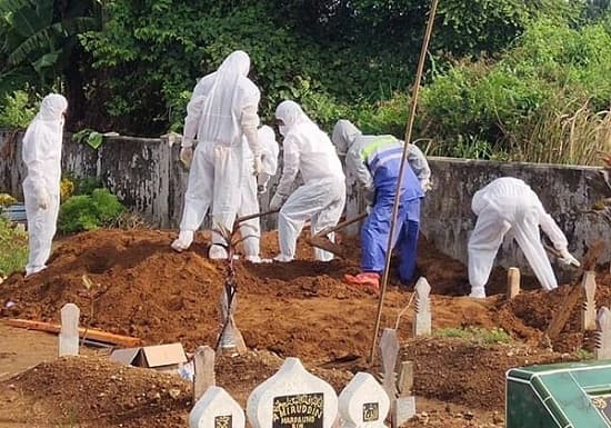 reaktif_covid_19_jenazah_oknum_kades_disemprot_sebelum_dimakamkan