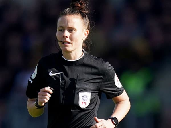 rebecca_welch_jadi_wasit_wanita_pertama_pimpin_laga_premier_league
