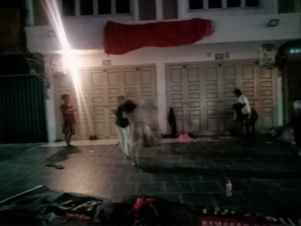 rebutan_nasi_dua_perempuan_tuna_wisma_adu_jambak