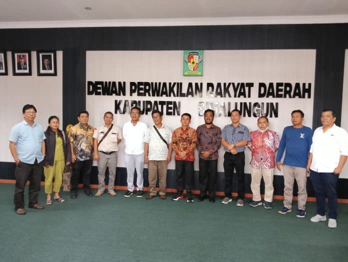 rekanan_proyek_mck_sampaikan_keluh_kesah_ke_kantor_dprd_simalungun