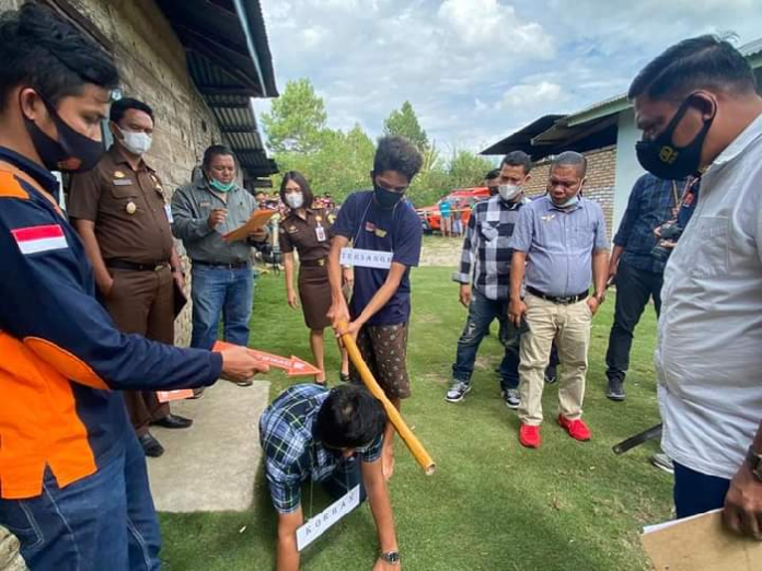 rekonstruksi_adik_bunuh_abang_kandung_digelar_di_desa_paniaran_siborongborong