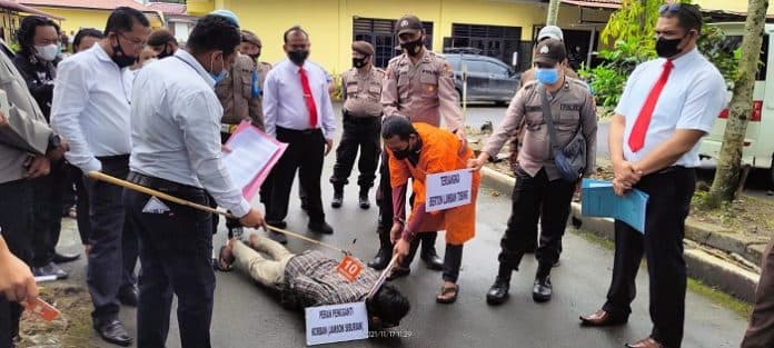 rekonstruksi_kasus_pembunuhan_di_desa_gomit_pelaku_membacok_berulang_ulang