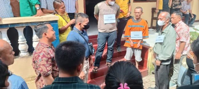 rekonstruksi_pembunuhan_di_warung_tuak_di_siantar_pelaku_perankan_15_adegan