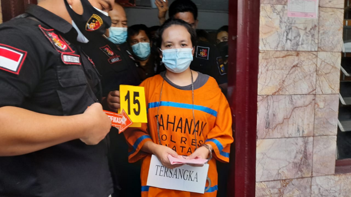 rekonstruksi_pembunuhan_istri_mantan_sekda_pelaku_peragakan_15_adegan