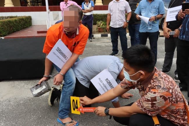 rekonstruksi_pembunuhan_terhadap_rudi_nugraha_tersangka_peragakan_7_adegan