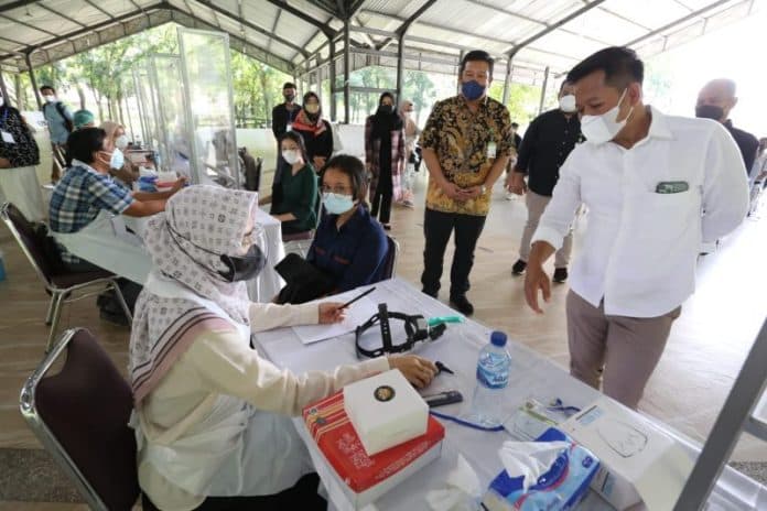 rektor_usu_tinjau_tes_kesehatan_calon_mahasiswa_baru