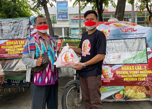 relawan_ganjar_milenial_bagikan_300_paket_sembako_ke_parbetor