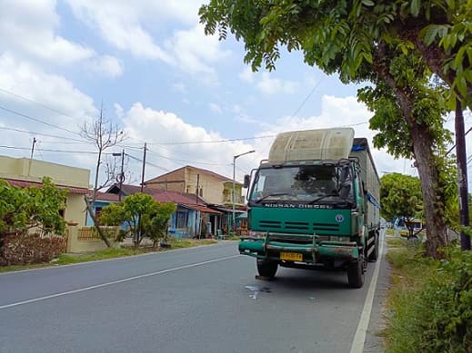 rem_blong_di_simpang_2_truk_sempat_dinginkan_ban_di_tigabolon