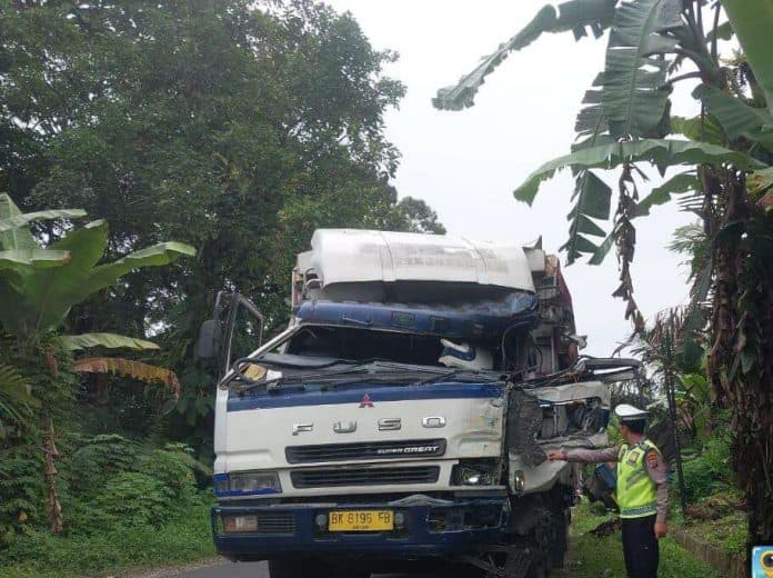 rem_blong_dua_truk_tabrakan_di_jalinsum_tapsel