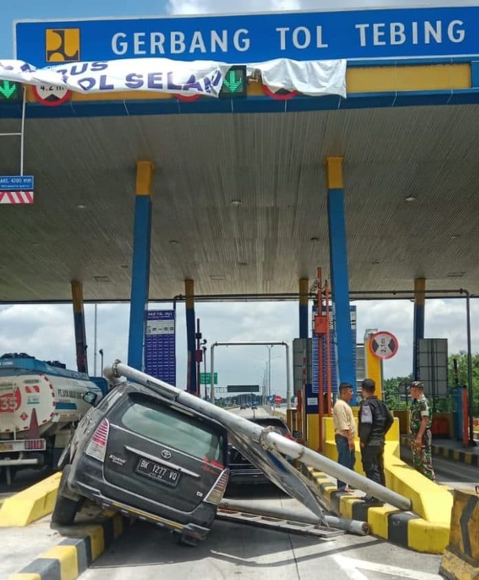 rem_blong_mobil_toyota_hantam_gerbang_tol_tebing_tinggi_hingga_tumbang