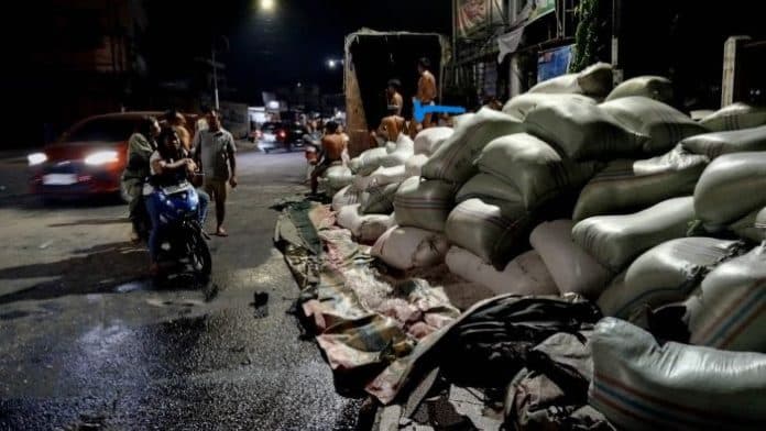 rem_blong_truk_bermuatan_biji_plastik_terbalik_di_jalan_sangnawaluh_damanik_siantar