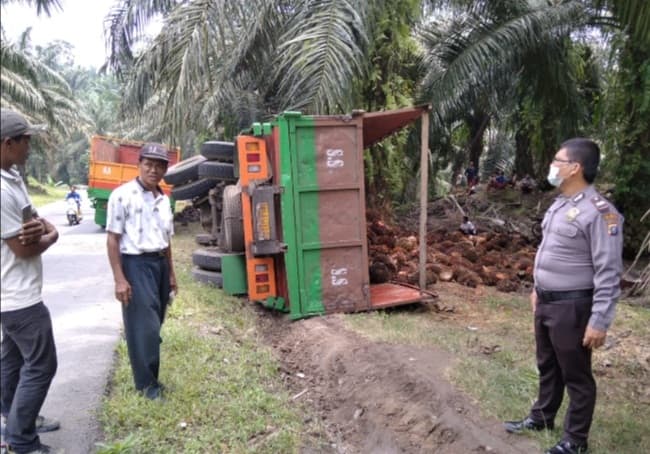 rem_blong_truk_bermuatan_sawit_terguling_di_deli_serdang