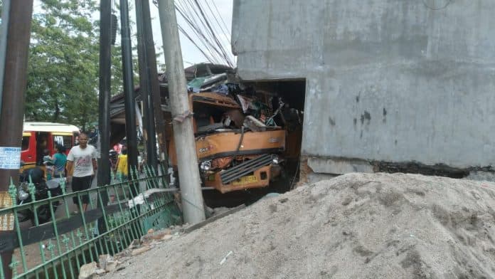 rem_blong_truk_fuso_tabrak_ruko_di_jalan_ah_nasution_medan