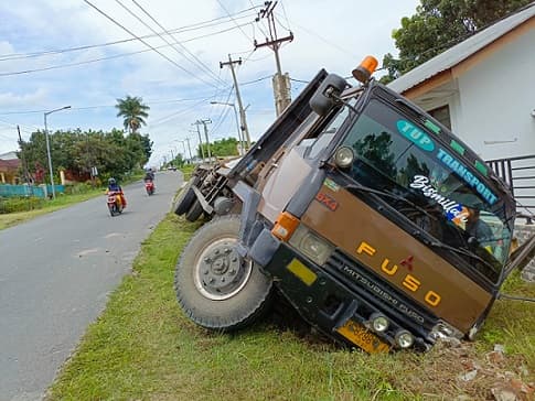 rem_blong_truk_fuso_terperosok_di_jalan_justin_sihombing_siantar