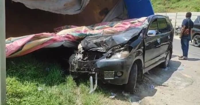 rem_blong_truk_tronton_picu_laka_beruntun_libatkan_5_mobil_di_asahan