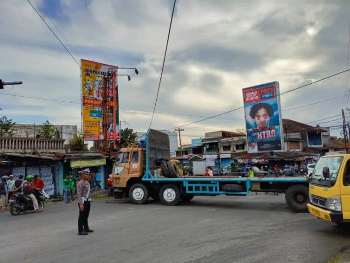 rem_truk_blong_di_simpang_rambung_merah_hantam_satu_bangunan