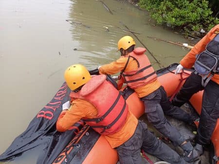 remaja_yang_hanyut_di_sungai_deli_ditemukan_meninggal_dunia