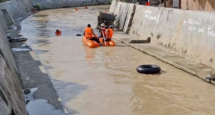 remaja_yang_hanyut_terseret_banjir_di_tebing_tinggi_belum_ditemukan