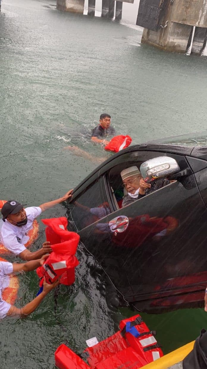 rencana_melihat_festival_mangga_satu_keluarga_dalam_mobil_avanza_jatuh_dari_kmp_ihan_batak_di_pelabuhan_ambarita