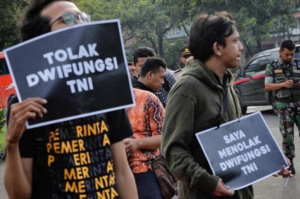 rencana_pemerintah_izinkan_anggota_tnipolri_isi_jabatan_pns_tuai_kritikan