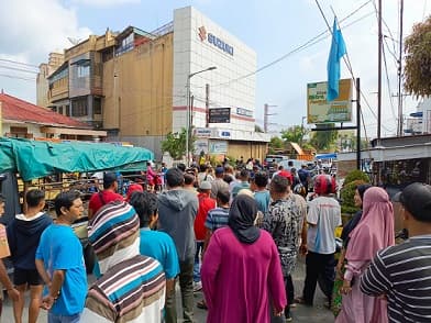 rencana_penggusuran_di_jalan_ade_irma_memanas_warga_luapkan_emosi_ke_penerima_tali_asih