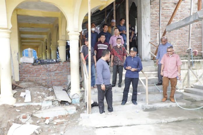 renovasi_masjid_al_amin_bupati_asahan_bantu_200_sak_semen