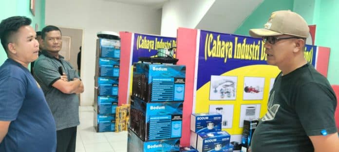 resahkan_warga_dairi_camat_tutup_penjual_barang_elektronik_berkedok_hadiah