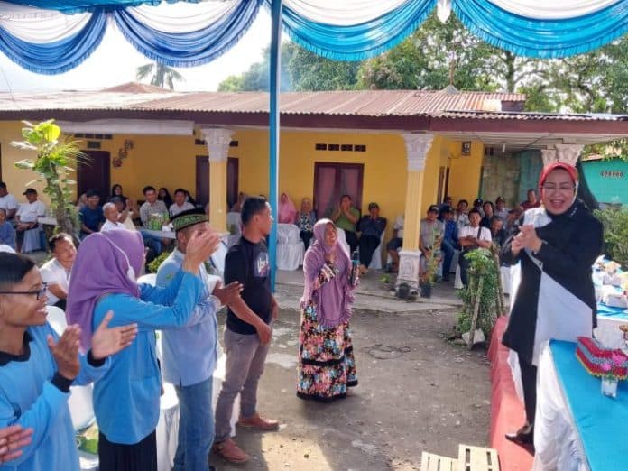 reses_anggota_dprd_sumut_dimeriahkan_bagi_bagi_uang_rp100_ribu_di_lubuk_pakam