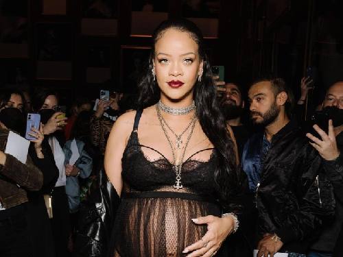 resmi_jadi_ibu_rihanna_melahirkan_anak_pertama