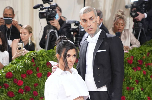resmi_kourtney_kardashian_dan_travis_barker_menikah_di_italia