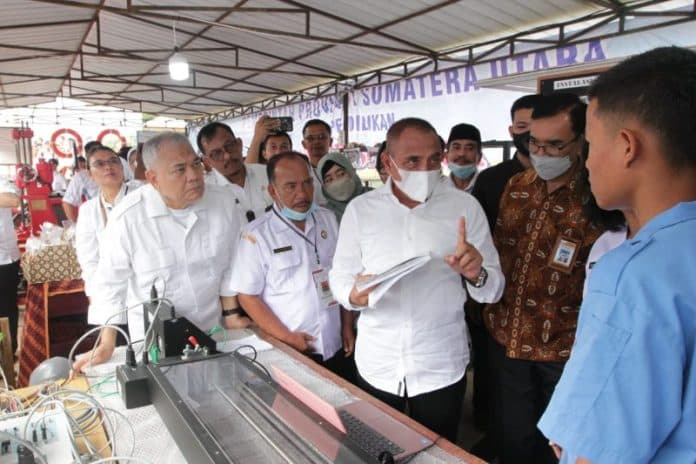 resmikan_delapan_smk_pusat_keunggulan_edy_harapkan_lahir_sdm_unggul_di_dunia_industri