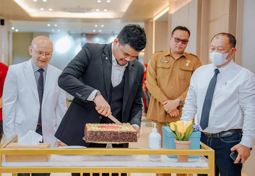 resmikan_gedung_baru_rs_setia_budi_wali_kota_medan_dapat_kejutan_kue_ultah