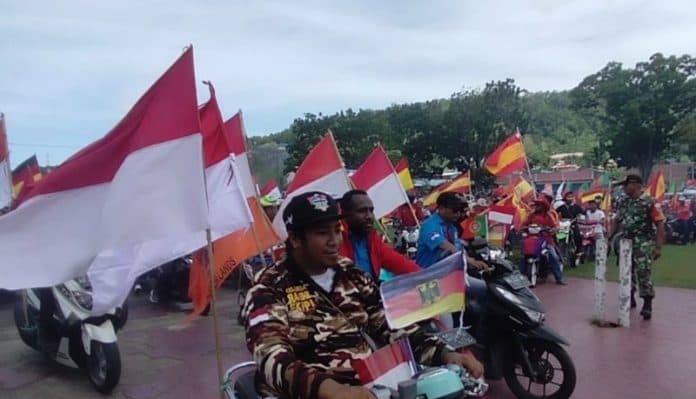 ribuan_bendera_merah_putih_warnai_konvoi_piala_dunia_di_manokwari