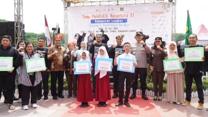 ribuan_guru_dan_siswa_hadiri_temu_pendidik_nusantara_xi