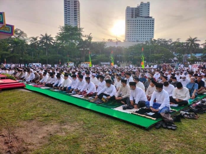 ribuan_jemaah_ikuti_sholat_id_di_lapangan_merdeka_medan