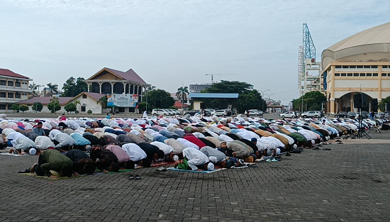ribuan_jemaah_muhamadiyah_gelar_sholat_idul_fitri_di_lapangan_astaka