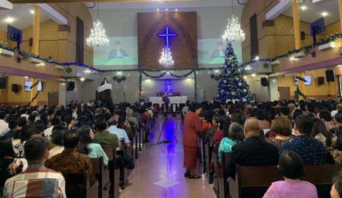 ribuan_jemaat_hkbp_sudirman_laksanakan_ibadah_natal