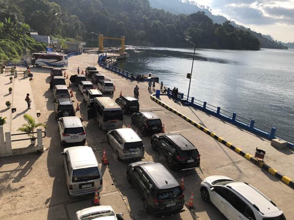 ribuan_kendaraan_ke_samosir_lewat_pelabuhan_tigaras_selama_libur_lebaran