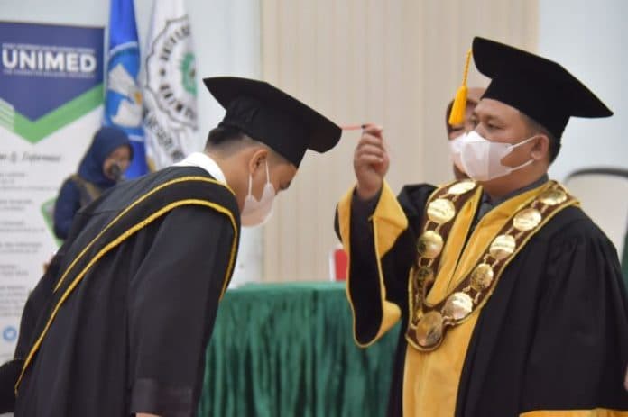 ribuan_mahasiswa_unimed_wisuda_rektor_harus_mampu_bersaing_di_dunia_kerja