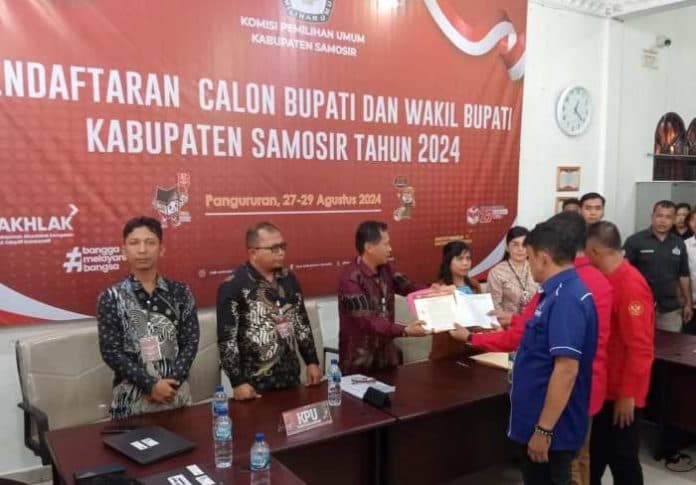 ribuan_massa_antarkan_freddy_paulus_situmorang_dan_andreas_bolivi_simbolon_ke_kpu_samosir