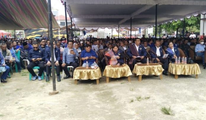 ribuan_massa_iringi_efendi_murphy_mendaftar_ke_kpu_toba
