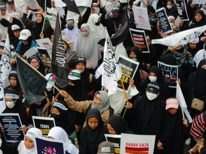 ribuan_massa_long_march_di_medan_suarakan_kebebasan_palestina