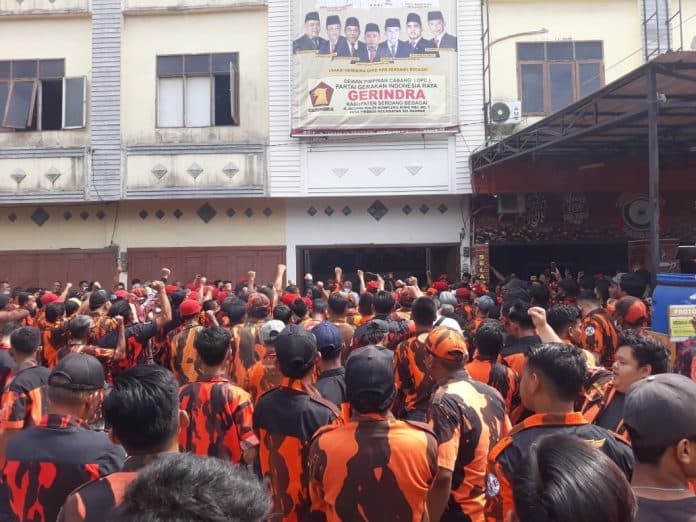 ribuan_massa_pemuda_pancasila_sergai_aksi_damai_di_depan_kantor_dpc_gerindra