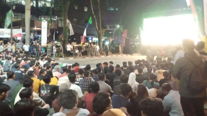ribuan_masyarakat_kota_medan_padati_jalan_imam_bonjol_nobar_indonesia_vs_australia